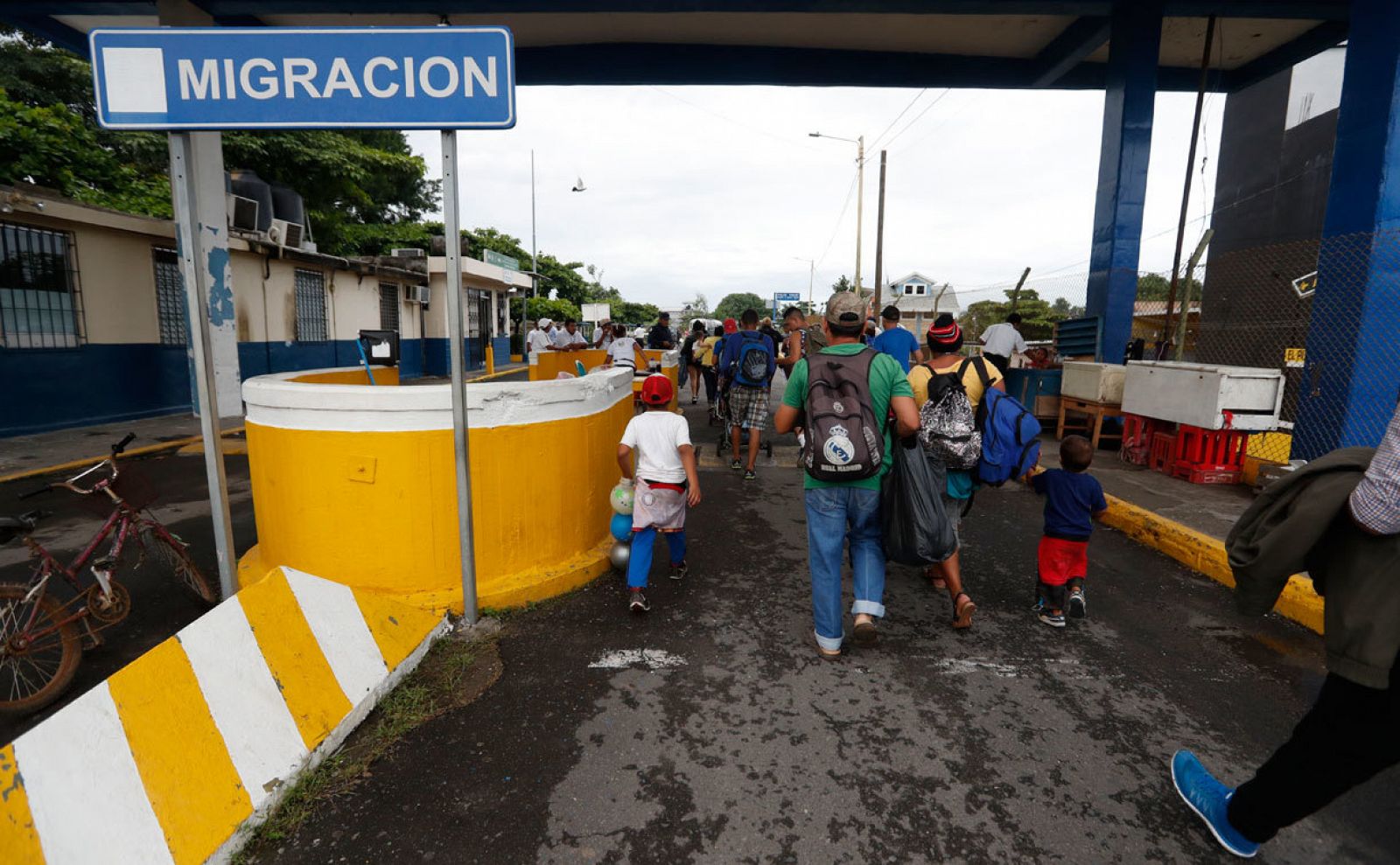 Migrantes hondureños ingresan a territorio mexicano por la frontera con Guatemala en octubre de 2018.