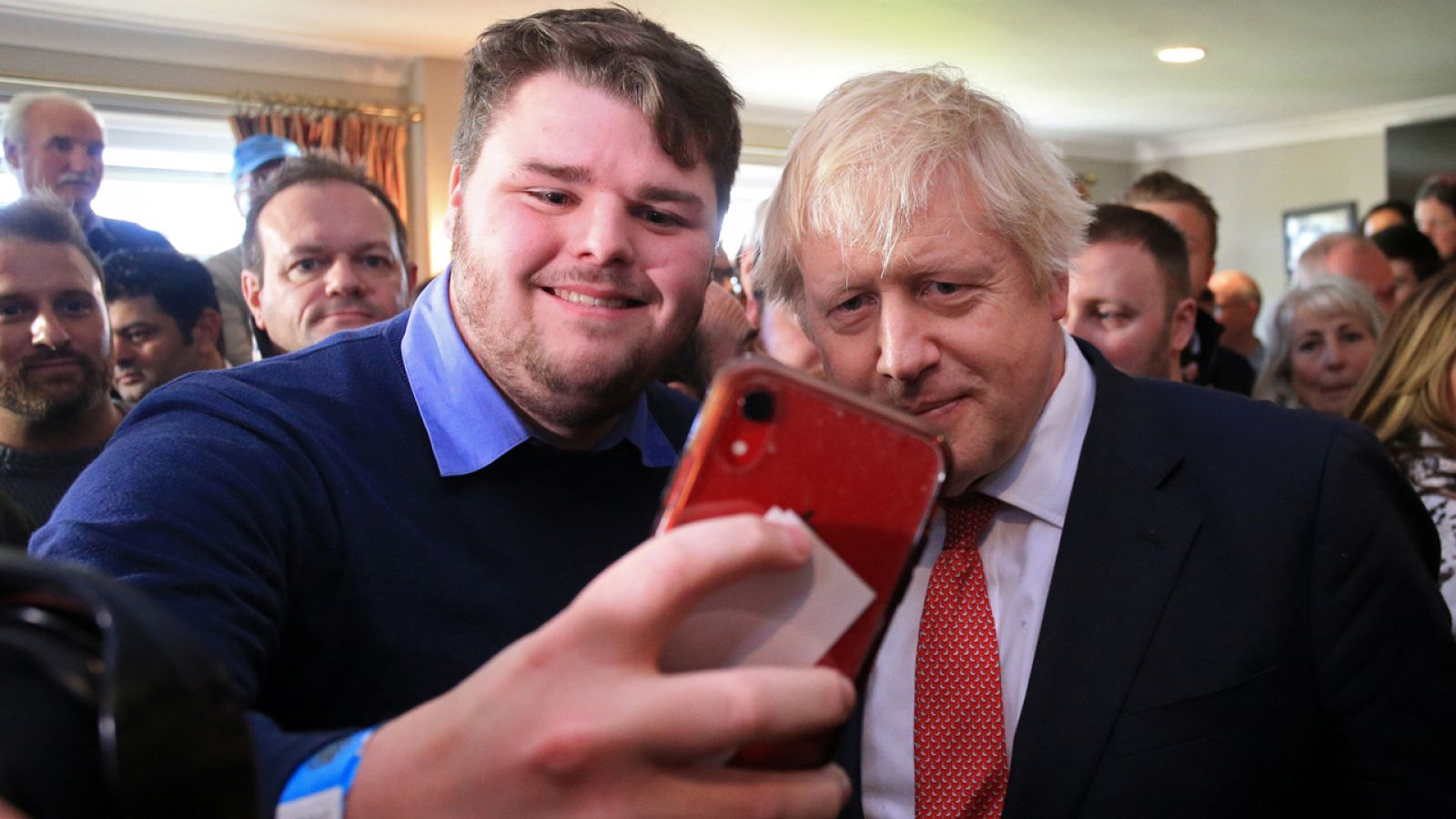 Boris Johnson se hace un selfie en una visita a Sedgefield, el feudo de Tony Blair