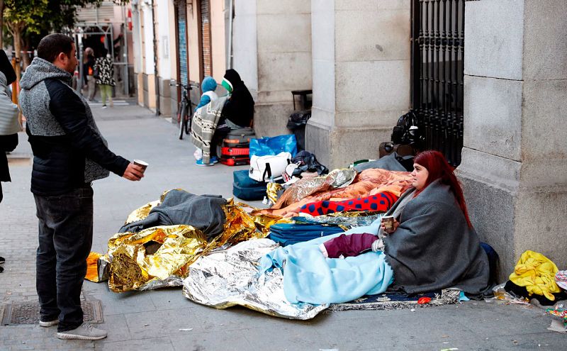 Cerca de un veintena de personas durmió algunas noches de octubre a las puertas del Samur Social de Madrid
