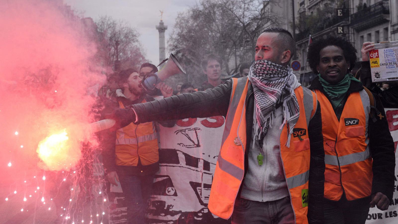 Manifestantes marchan en París durante el 15º día de huelga nacional multisector contra la revisión de las pensiones.