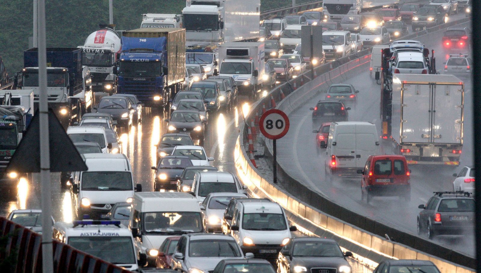 Las principales carreteras registrran retenciones desde mediodía