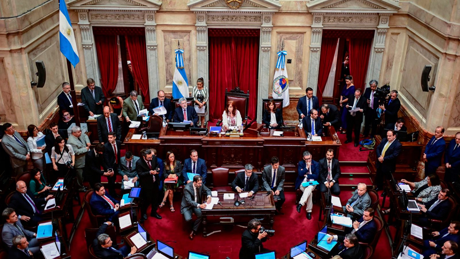 La vicepresidenta de Argentina, Cristina Fernández, preside la sesión en el Senado