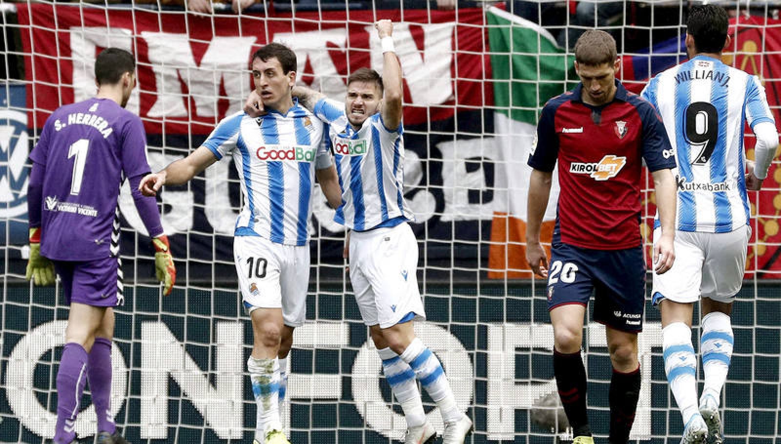 El delantero de la Real Sociedad Mikel Oyarzabal, celebra su gol ante Osasuna junto a su compañero Cristian Portugués 'Portu'.