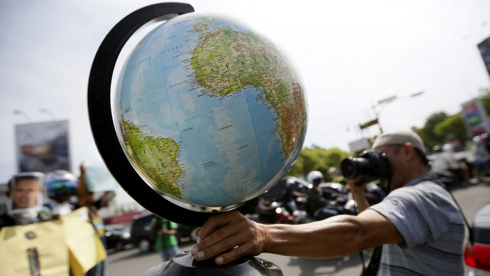 Archivo: un fotógrafo realiza una instantánea de un globo terráqueo en Indonesia. EFE/Hotli Simanjuntak