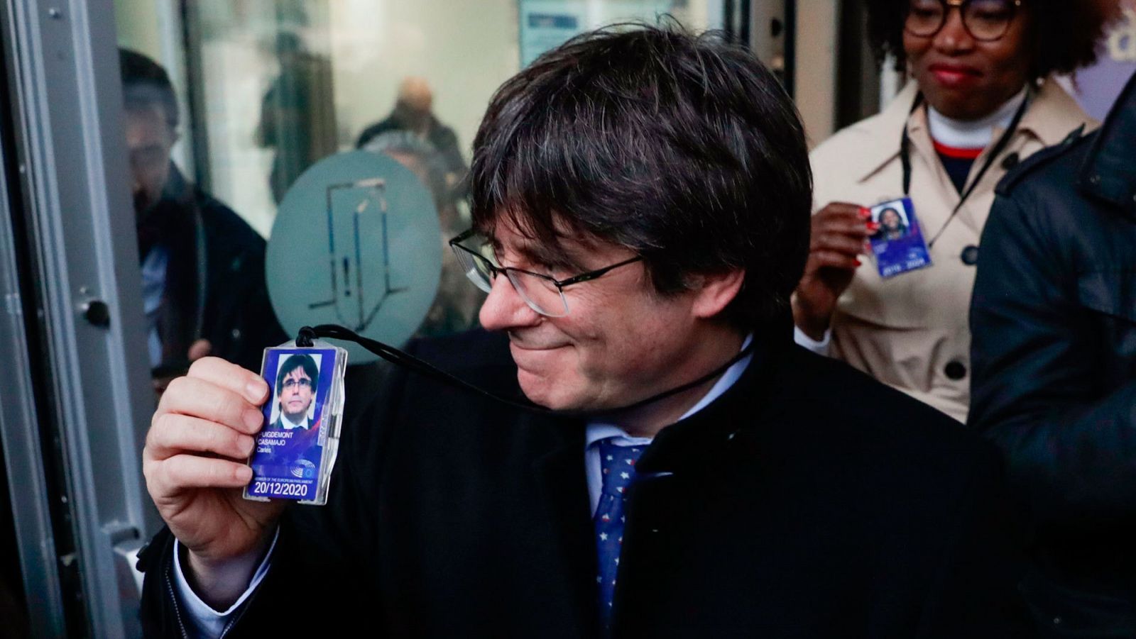 El expresidente catalán Carles Puigdemont, el pasado viernes, con su acreditación provisional de eurodiputado