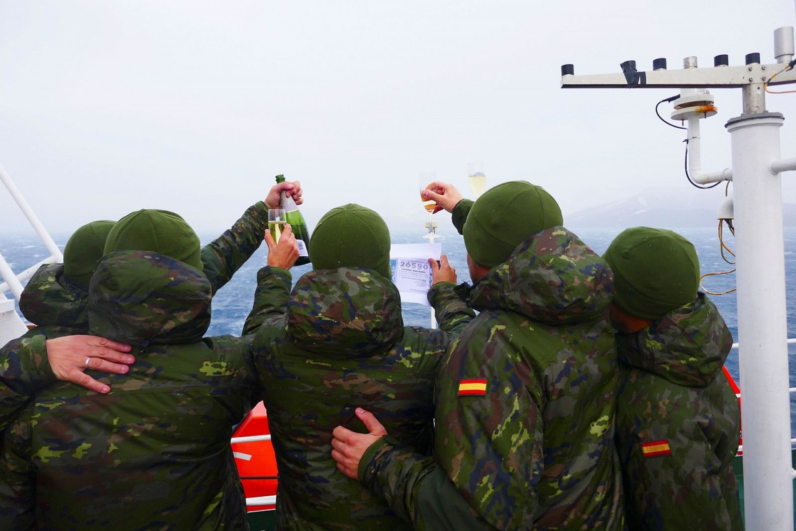 Un grupo de militares españoles destinados celebran el premio a la espera de que puedan desembarcar