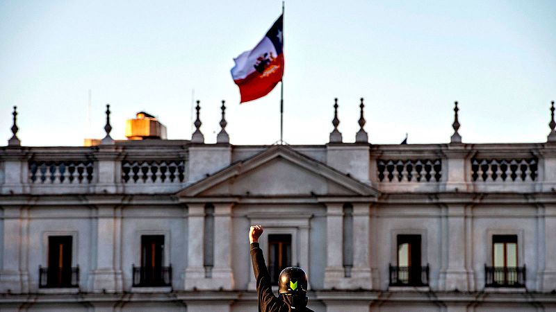 Un manifestante frente al Palacio de la Moneda, la sede del Gobierno, en Santiago de Chile