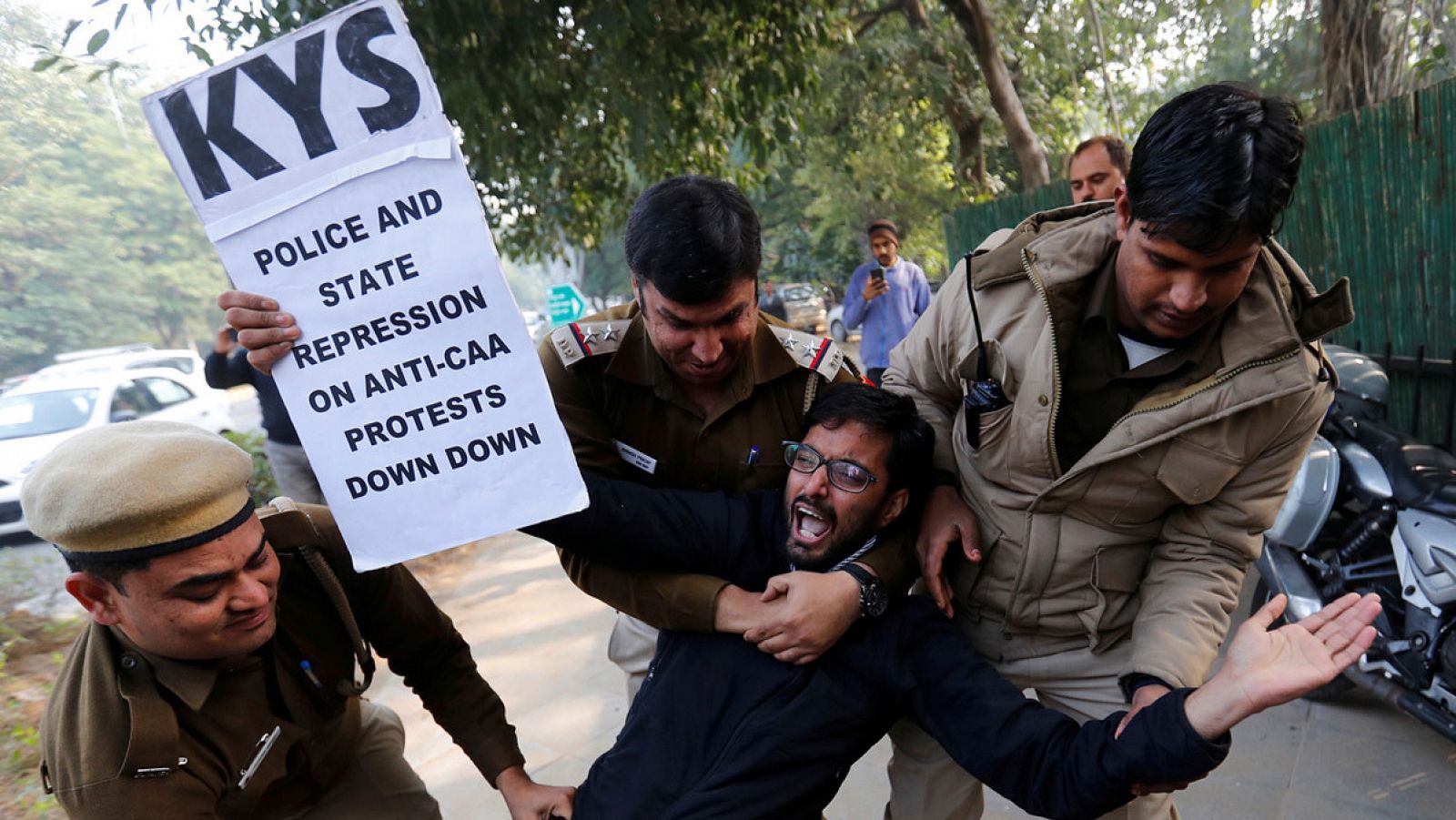 La Policía detiene a un manifestante en Nueva Delhi, India. REUTERS/Danish Siddiqui