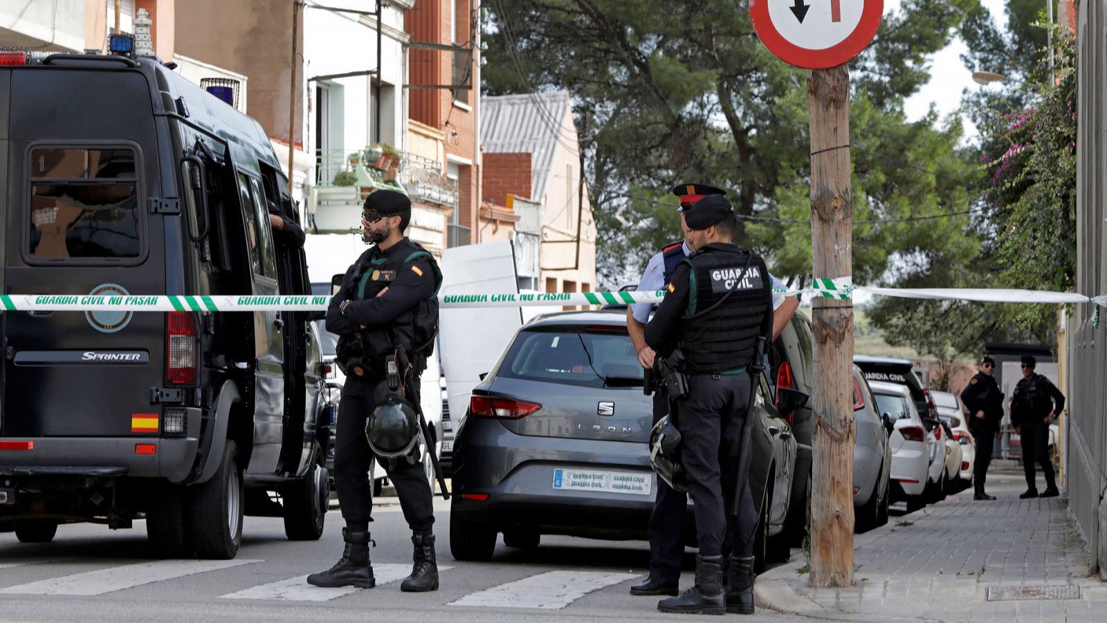 Agentes de la Guardia Civil durante el registro en septiembre de un domicilio en Sabadell (Barcelona) en una operación contra un grupo de independentistas vinculados con los Comités de Defensa de la República (CDR).