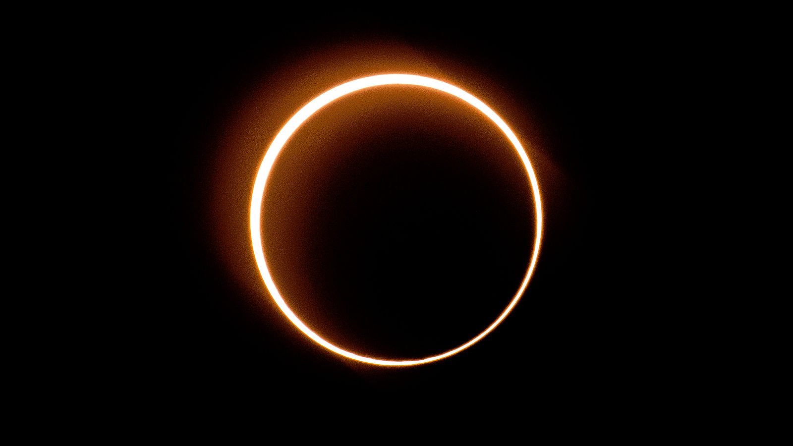 La Luna tapa el centro del Sol y deja ver alrededor el borde, como un anillo.