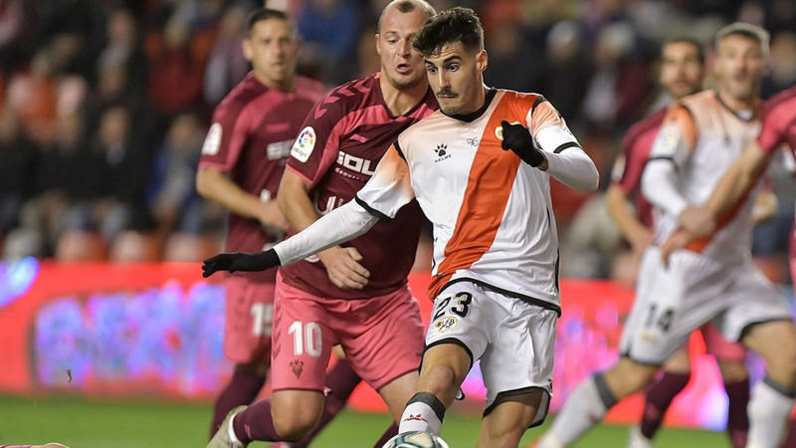 Imagen del Rayo - Albacete, con Zozulya en segundo plano.