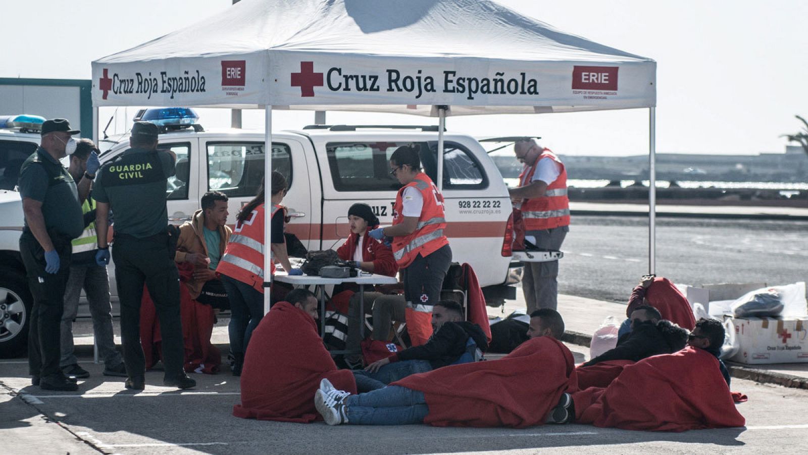 Un grupo de inmigrantes son atendidos por la Cruz Roja en el puerto de Arrecife (Lanzarote)