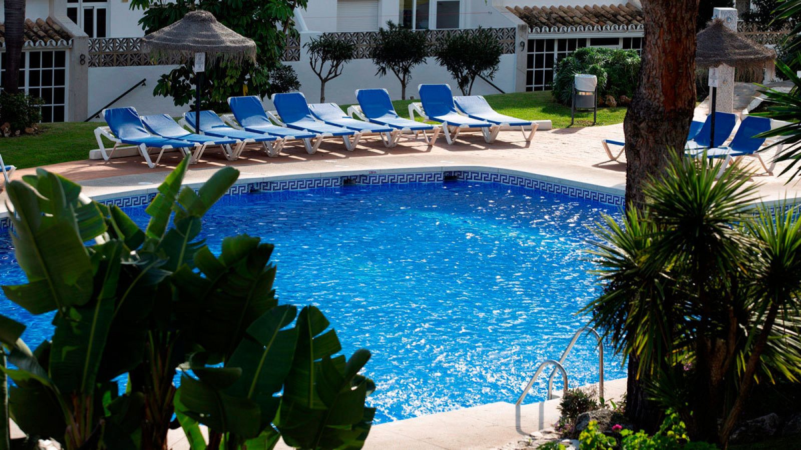 Vista de la piscina donde un hombre de nacionalidad británica y dos de sus hijos menores de edad fallecieron ahogados en Mijas (Málaga)