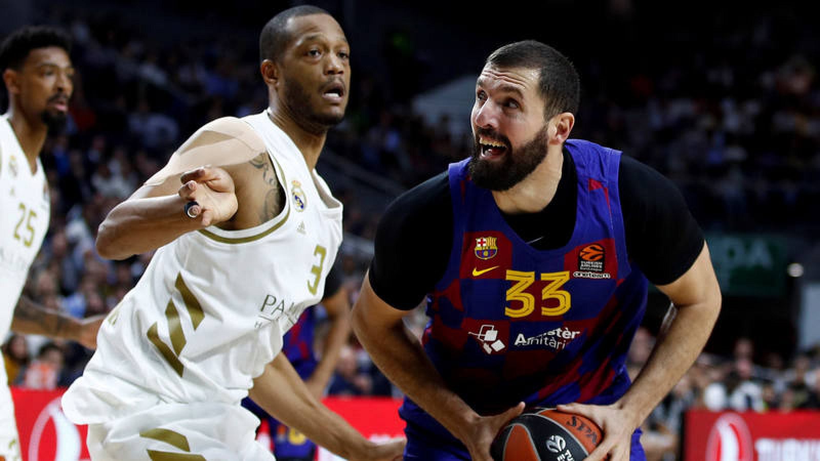 Tony Randolph (i), ante Nikola Mirotic (d) en el pasado Madrid - Barça de la Euroliga.