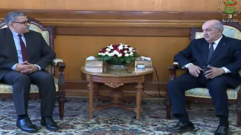El presidente de Argelia, Abdelmadjid Tebboun (d), junto al nuevo primer ministro argelino, Abdelaziz Djerad .
