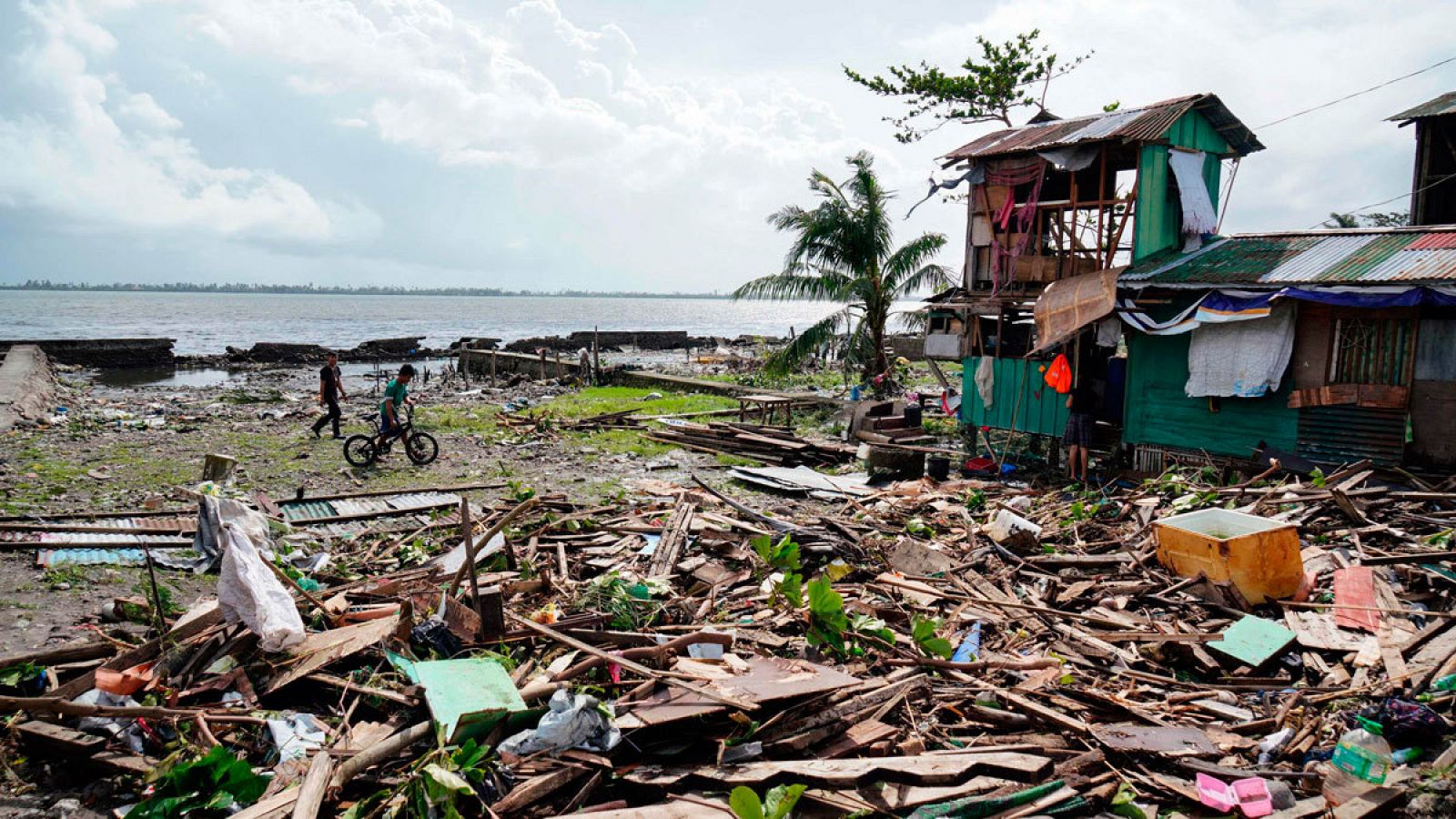 Casas dañadas en Filipinas tras el paso del tifón Phanfone