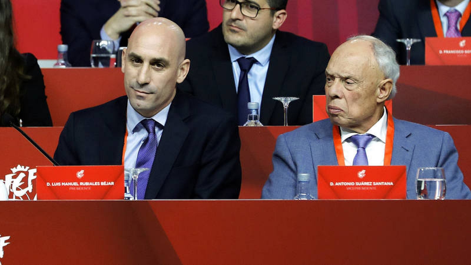 Antonio Suárez Santana (d), junto a Luis Rubiales en una Asamblea de la RFEF.