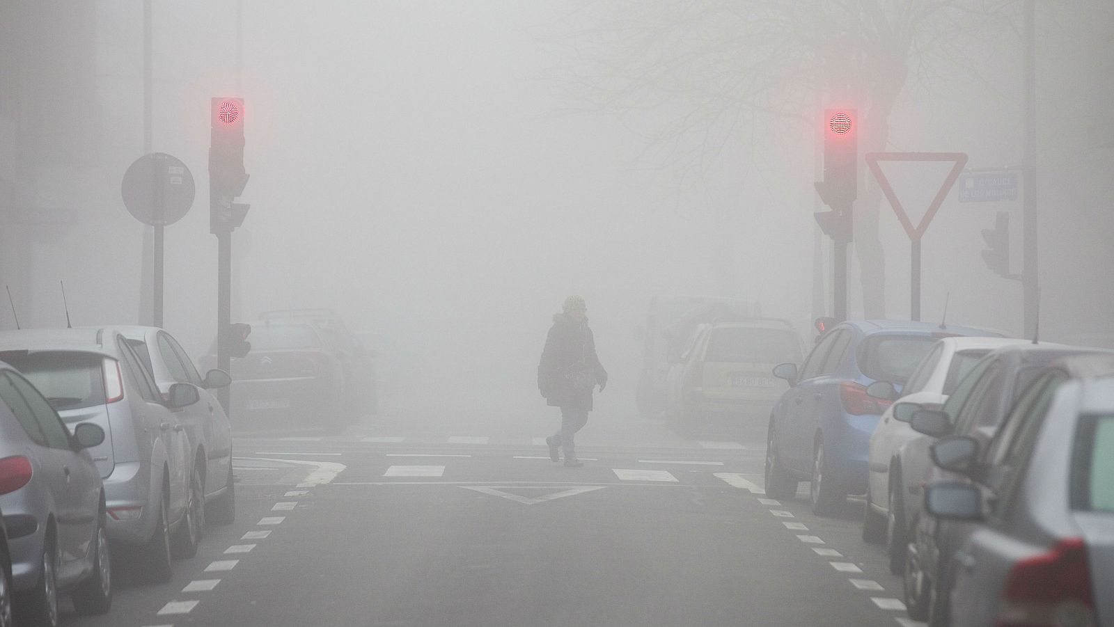 Un hombre pasea entre la niebla en la ciudad de Vitoria.