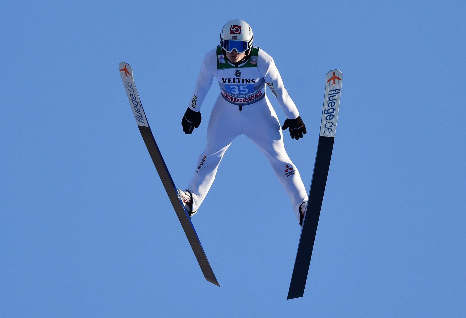 El noruego Marius Lindvik, de 21 años, ha conseguido su primera victoria en la Copa del Mundo de saltos al imponerse en Garmisch-Partenkirchen (Alemania).
