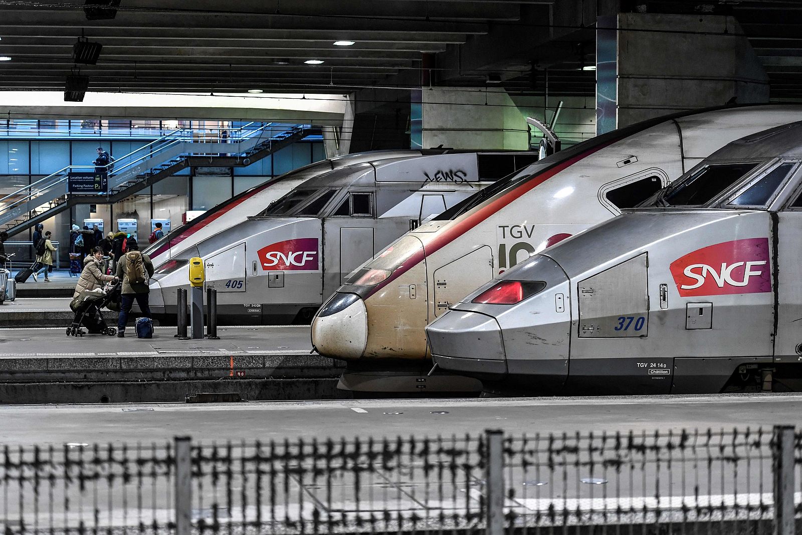 Los trenes del operador ferroviario nacional francés en la estación de Gare Montparnasse de París durante la 29 jornada de huelga