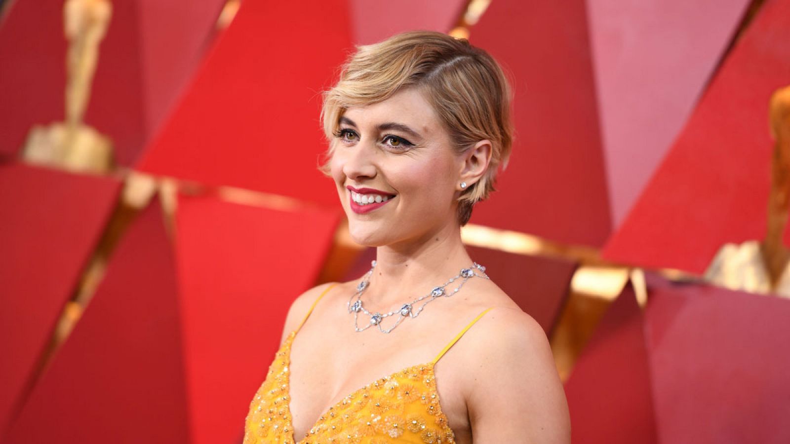 Imagen de marzo de 2018 de la directora estadounidense Greta Gerwig posando en la alfombra roja de los Premios Oscar.