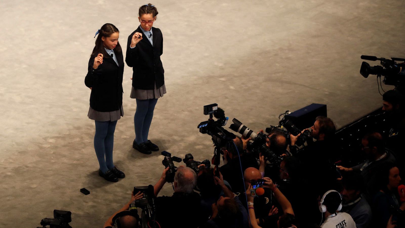 Dos niñas muestran el premio Gordo del sorteo de Navidad del 22 de diciembre