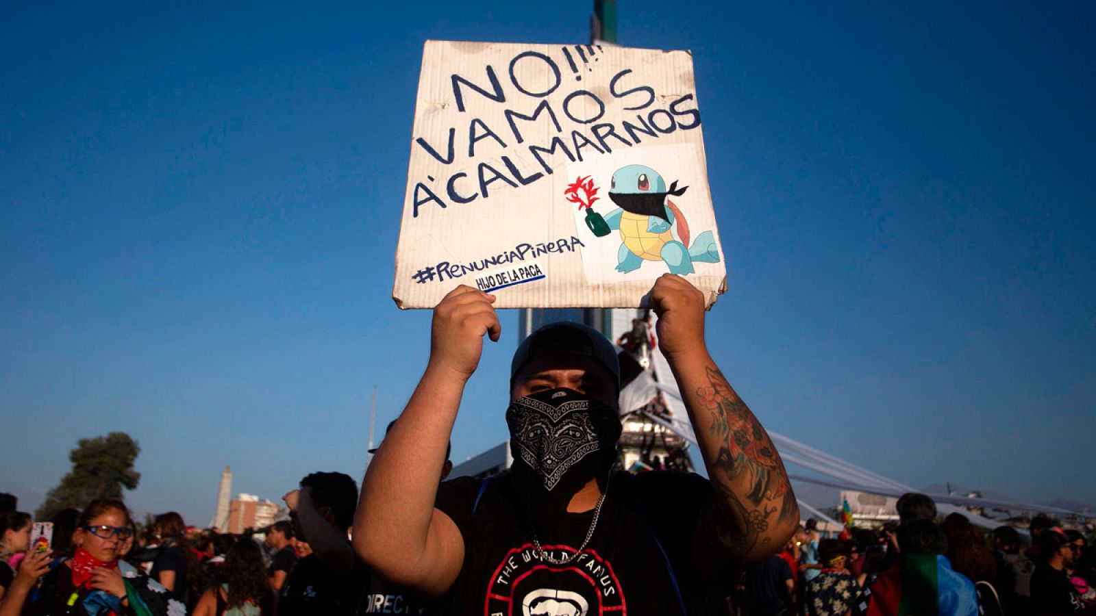 Un manifestante sosteniendo un cartel que dice "No vamos a calmarnos" durante la primera protesta del año contra el gobierno del presidente Sebastián Piñera, en Santiago de Chile el 3 de enero de 2020.