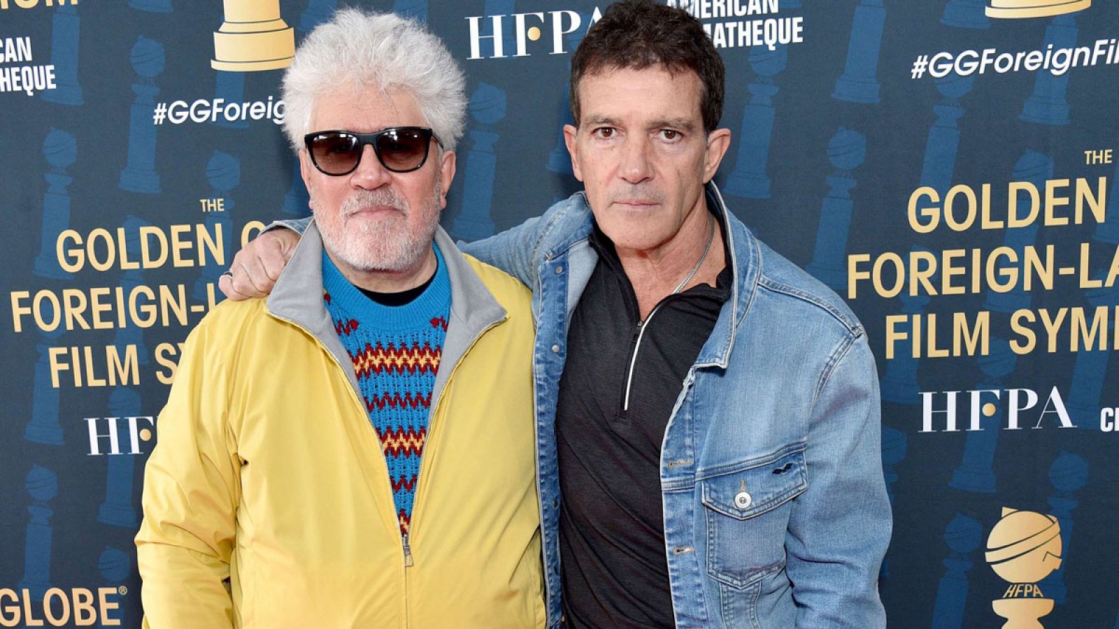 Pedro Almodóvar (i) y Antonio Banderas asistiendo a un acto en vísperas de la ceremonia de los Globos de Oro 2020.