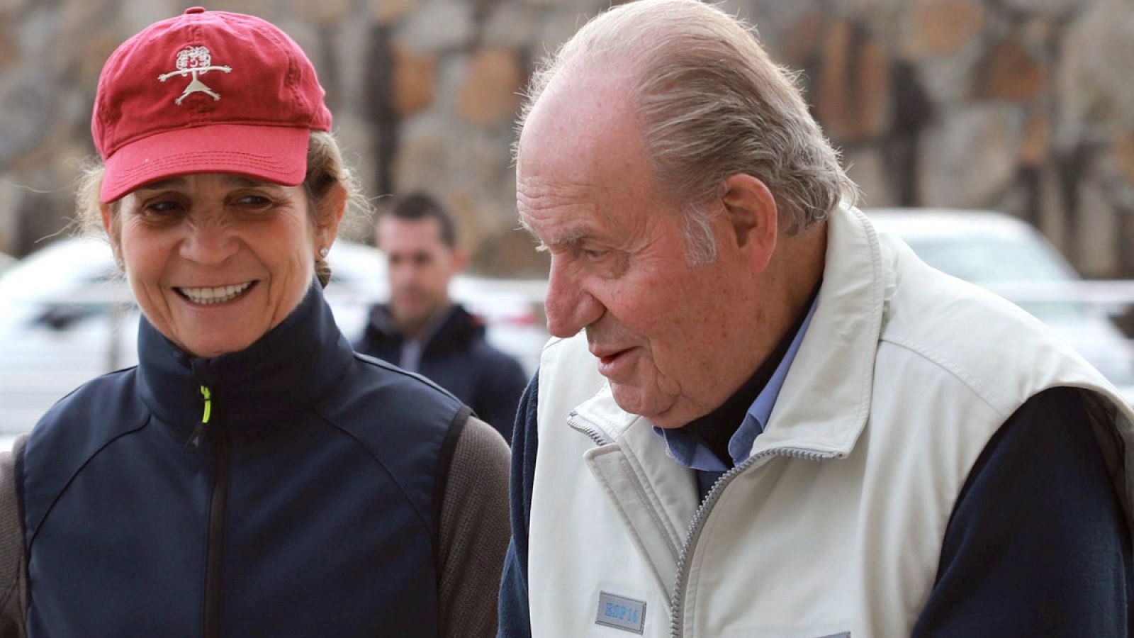 Imagen del 16 de noviembre de 2019 del rey emérito Juan Carlos I, acompañado por la infanta Elena, a su llegada al Club Naútico de Sanxenxo, Galicia.