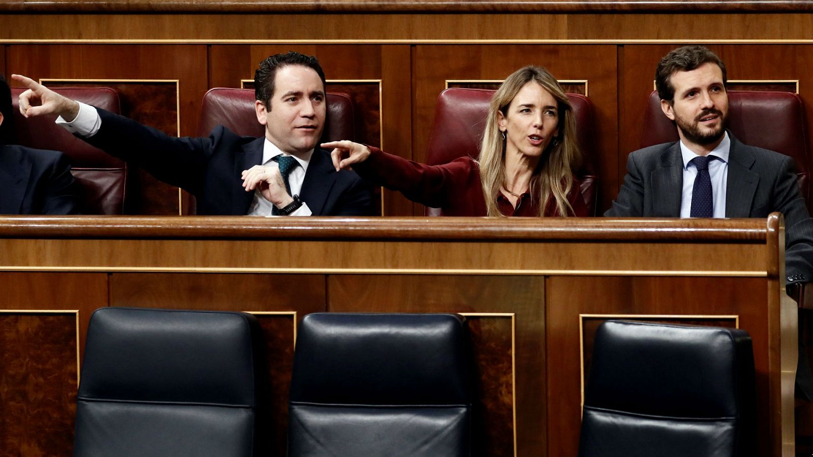 Los diputados del PP García Egea, Álvarez de Toledo y Casado protestan durante la intervención de Bildu en el debate de investidura.