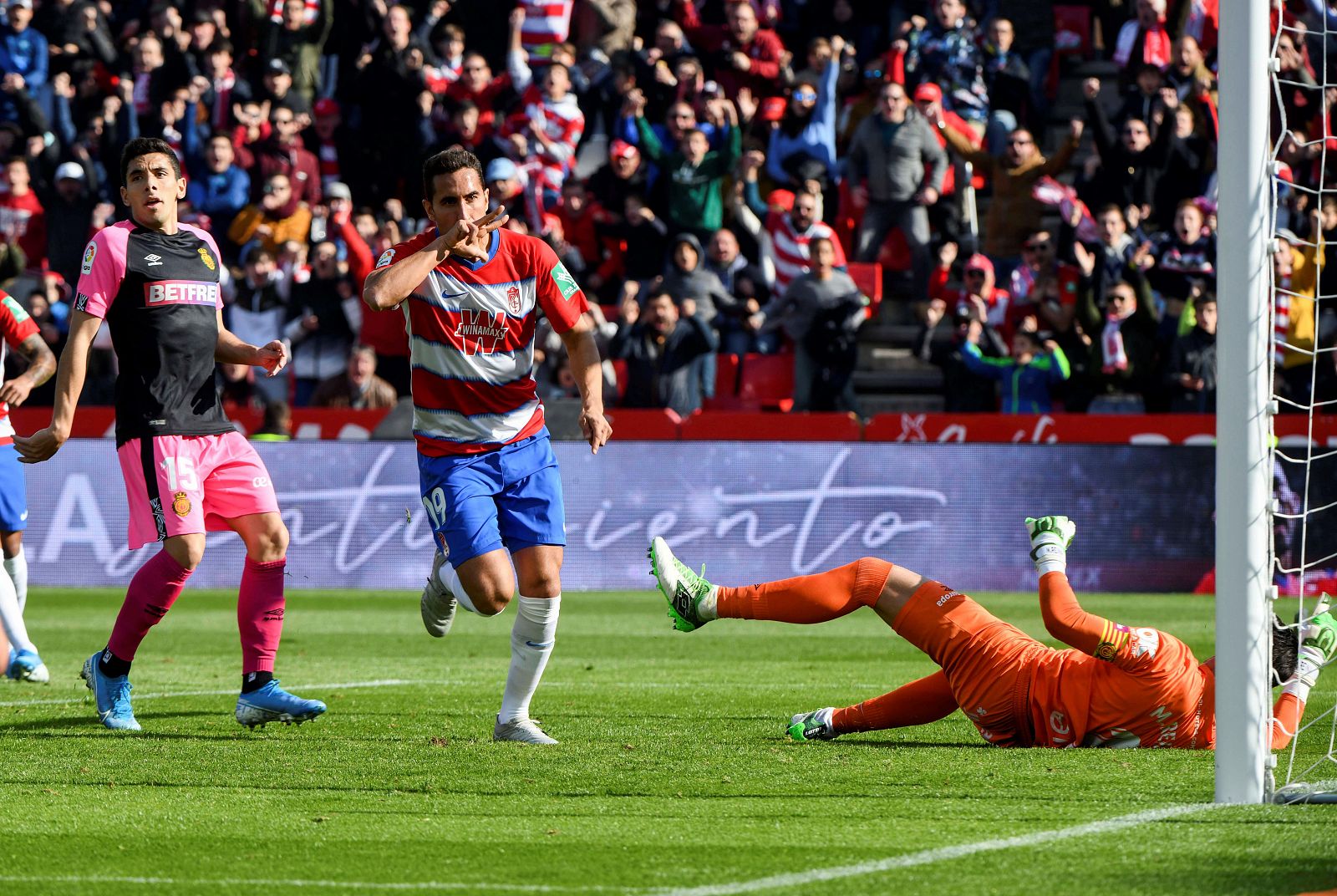 El centrocampista del Granada Ángel Montoro (c), celebra su gol contra el Mallorca