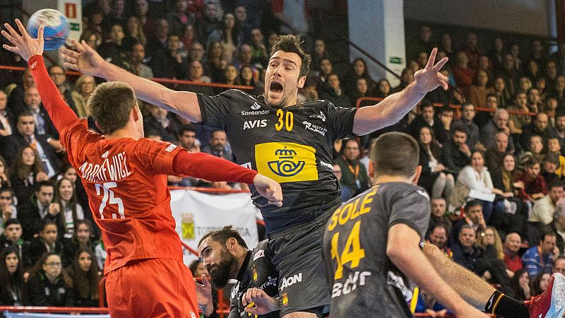 Lance del partido de balonmano España-Polonia