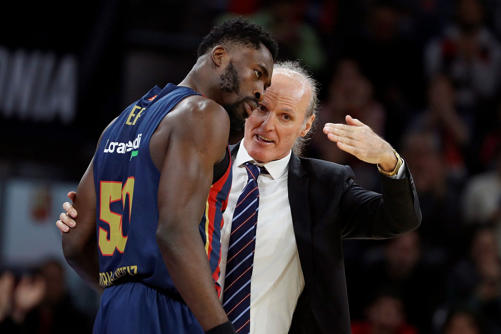 El entrenador del Baskonia, Dusko Ivanovic (d), habla con su jugador Michael Eric (i), durante el encuentro entre el Kirolbet Baskonia y el FC Barcelona Lassa