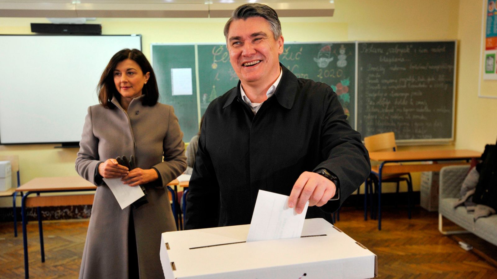 El ex primer ministro socialdemócrata Zoran Milanovic, acompañado de su esposa Sanja Music Milanovic, vota en un colegio electoral en Zagreb