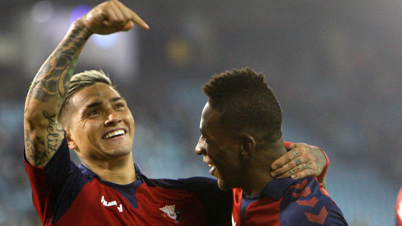 El delantero argentino Ezequiel Ávila (i), de Osasuna, celebra su gol