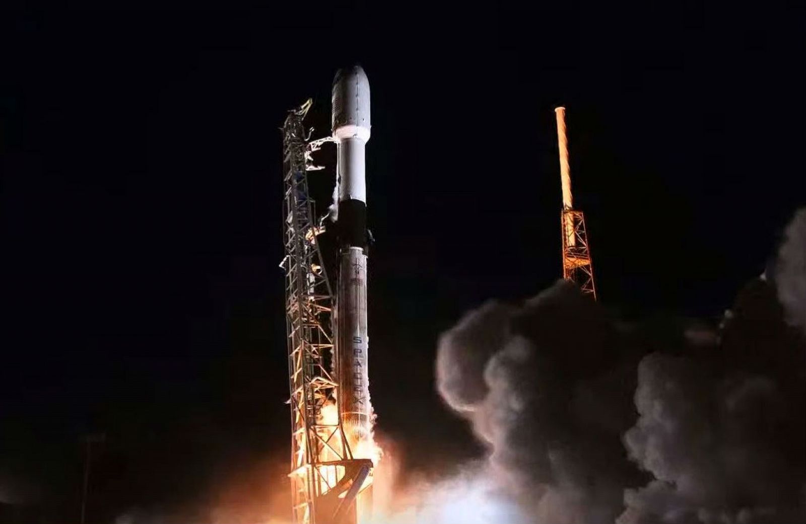 En la imagen, se muestra el lanzamiento de un cohete Falcon 9 por parte de SpaceX desde Cabo Cañaveral, Florida.