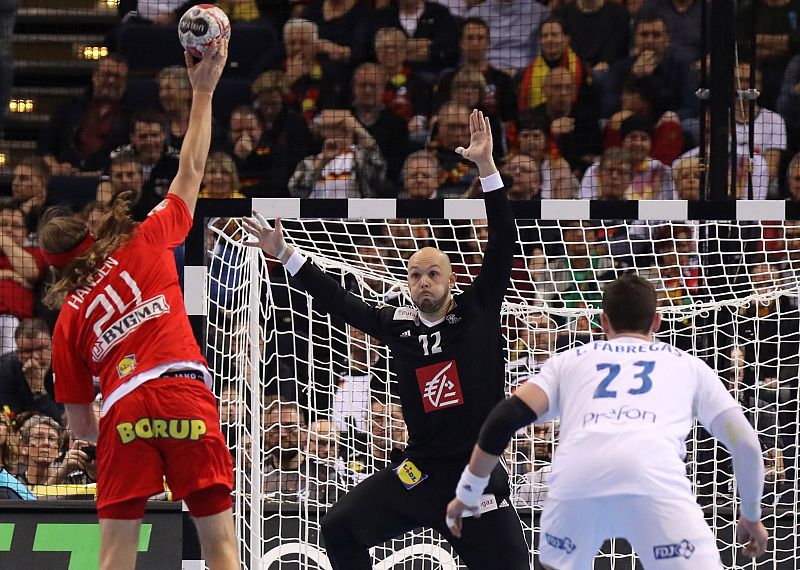 El lateral danés Mikkel Hansen ante el portero francés Vincent Gerard (c) durante la semifinal entre Dinamarca y Francia del Mundial 2019.