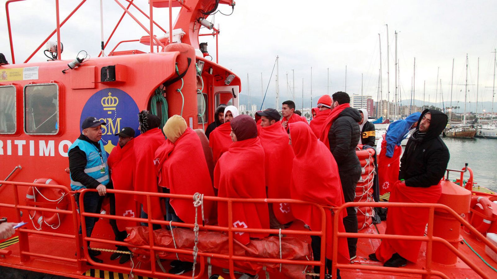 Un grupo de inmigrantes rescatados el pasado sábado por Salvamento Marítimo, a su llegada al puerto de Algeciras (Cádiz).