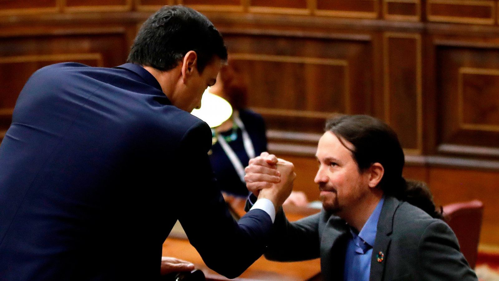 El líder de Unidas Podemos, Pablo Iglesias, saluda al presidente del Gobierno, Pedro Sánchez, tras su intervención en el Congreso en la sesión de investidura.