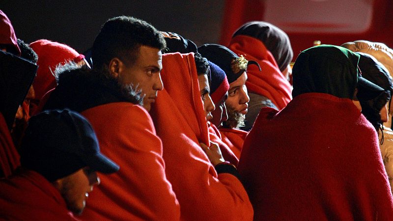 Rescatados 51 inmigrantes que trataban de alcanzar la costa en una patera