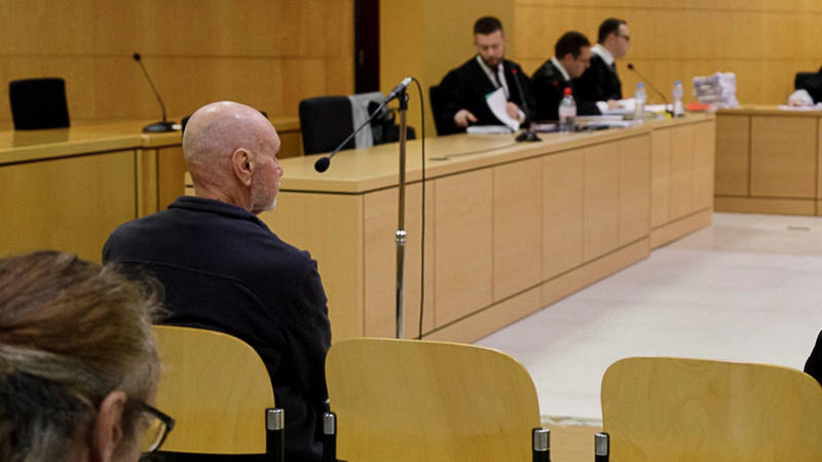 Miguel Ángel Millán, a la izquierda, durante su juicio en Tenerife.