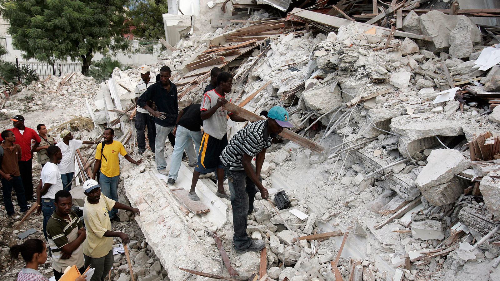 Equipos de rescate buscan víctimas entre los escombros tras el terremoto de Haití en 2010