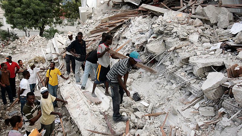 Equipos de rescate buscan víctimas entre los escombros tras el terremoto de Haití en 2010