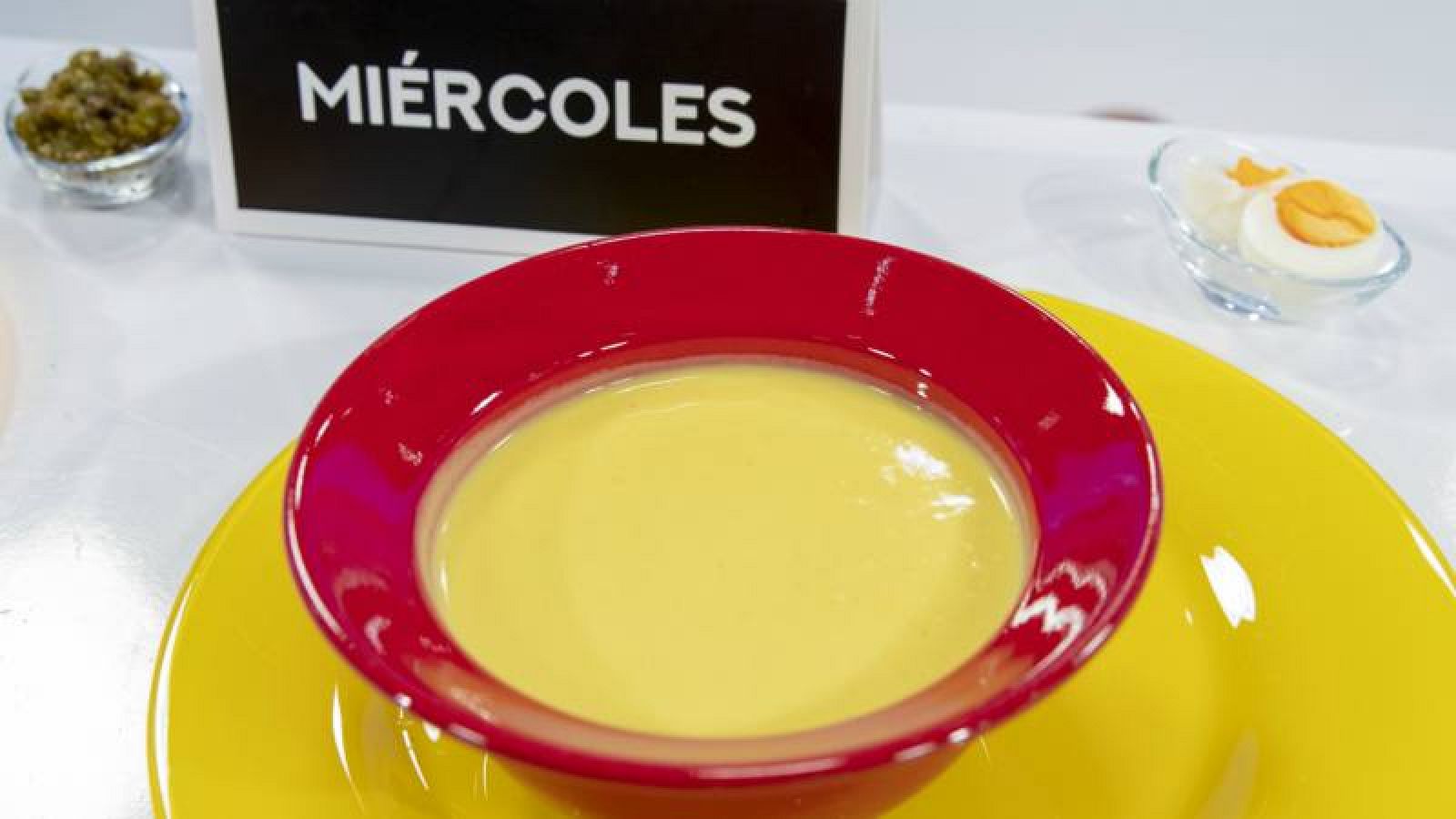 Crema de coliflor amarilla con huevo duro picado 