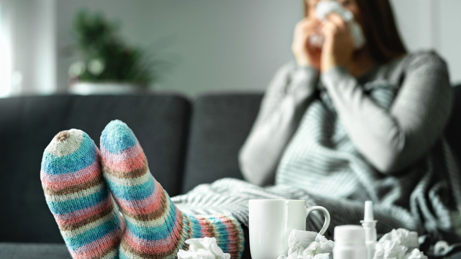 Una mujer enferma con gripe