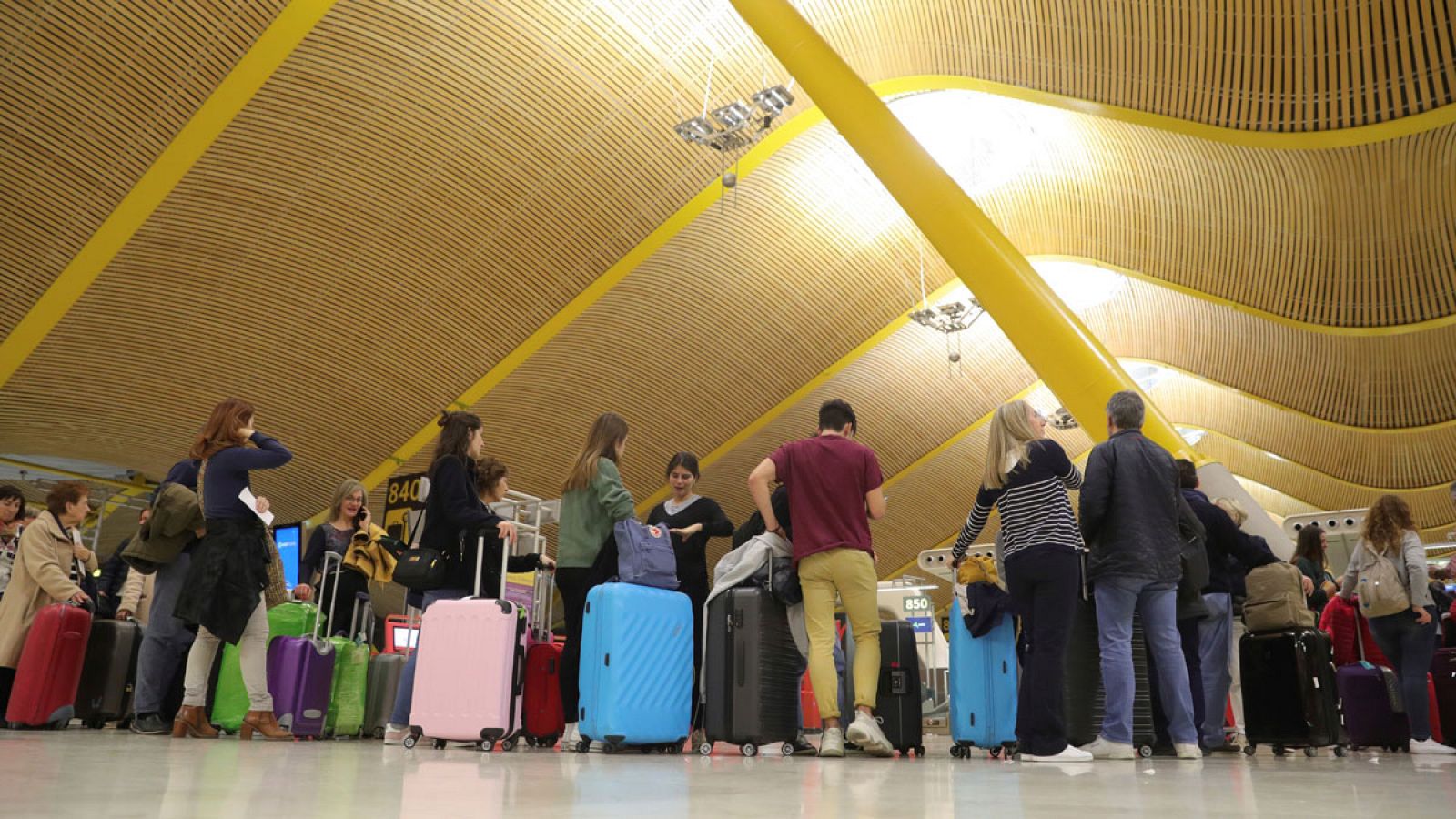 Cola de viajeros en Barajas