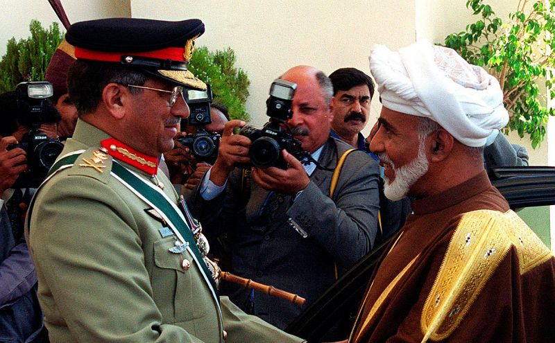 Esta foto de archivo tomada el 22 de abril de 2001 muestra al entonces gobernante militar pakistaní General Pervez Musharraf (izda.) recibiendo al gobernante de Omán, el sultán Qaboos bin Said,