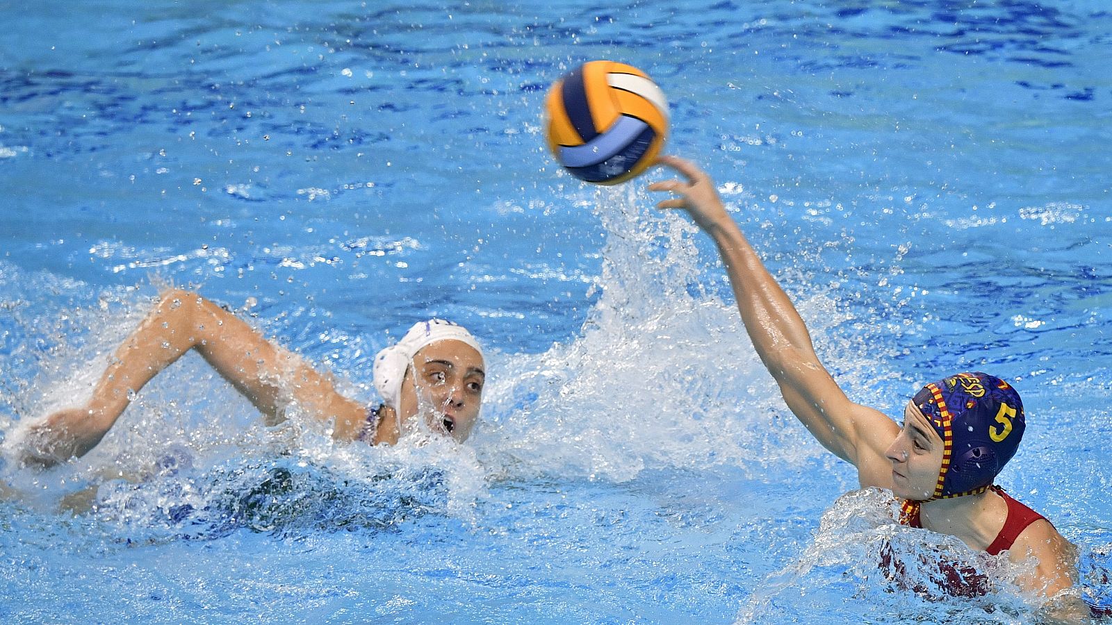 Claudia Marletta de Italia y Roser Tarragó disputan un balón durante el partido que enfrentaba a Italia y España en el Europeo de Waterpolo femenino