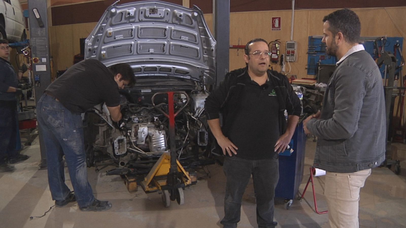 Diego ha inventado una máquina capaz de resucitar el 25% de las baterías de coche