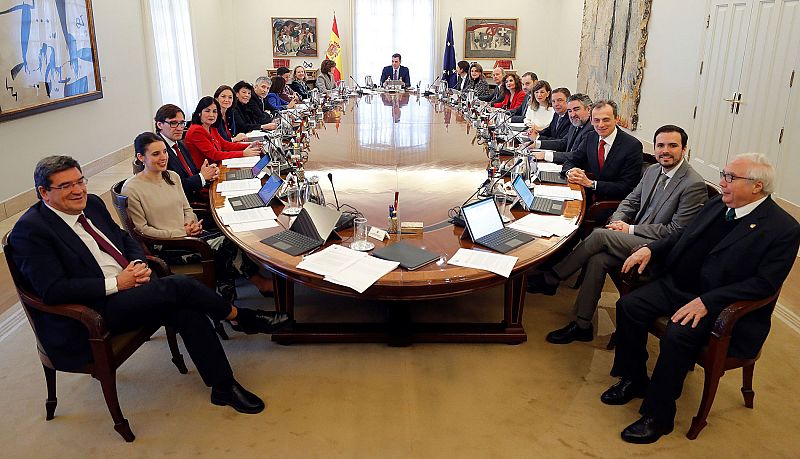 Los miembros del Ejecutivo alrededor de la mesa del Consejo de Ministros.